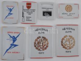 45db hollóházi porcelán sportérem és plakett, néhány szalaggal együtt T:vegyes