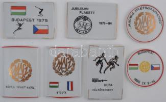 45db hollóházi porcelán sportérem és plakett, néhány szalaggal együtt T:vegyes