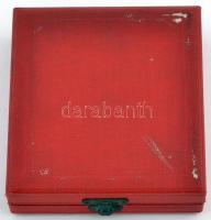 1960. "10 éves tanácsi munkáért 1950-1960" Br emlékérem fémlapon, eredeti dísztokban T:2-