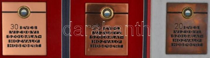 ~1970-1980. "Vízügyi Szolgálathoz Való Hűségért" 3db emlékplakett, 20, 25 és 30 éves, mindhárom dísztokban, egyikben "20 éves munkáért - Vízügy" zománcozott jelvény (72x58) T:2,2-