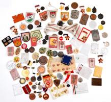 Vegyes, főleg magyar jelvény és plakett tétel 2kg-os súlyban, leginkább a szocialista időszakból T:vegyes