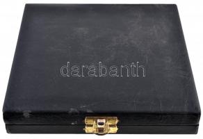 2000. "A millenium jegyében - Kőrösi Csoma Sétány - Kőbányai Önkormányzat építtette - átadva 20...