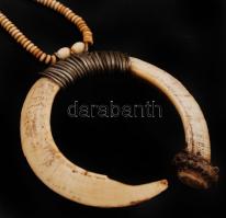 cca 1980 Borneo (Sarawak), Dajak /Dayak harci dísz, vaddisznó agyar nyaklánc (39cm), szemek csont, a...