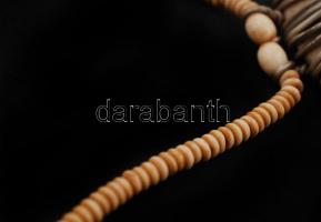 cca 1980 Borneo (Sarawak), Dajak /Dayak harci dísz, vaddisznó agyar nyaklánc (39cm), szemek csont, a...