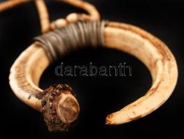 cca 1980 Borneo (Sarawak), Dajak /Dayak harci dísz, vaddisznó agyar nyaklánc (39cm), szemek csont, a...