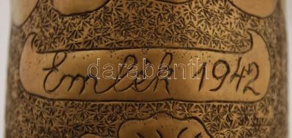 Ágyúhüvelyből készült díszített virágmintás váza, "Emlék 1941" felirattal, m: 22,5 cm
