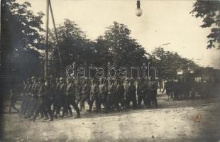 Német menetelő katonák., German soldiers, marching, photo