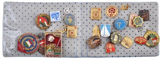 25db vegyes magyar és külföldi jelvény és kitűző, főleg szocialista időszakból T:vegyes