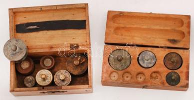 Régi, kis méretű súlykészlet, 2db, fa dobozban,cca  14x7cm