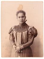 cca 1890-1910 losonczi Bánffy Alice (1871-1948) bárónő, losonczi Bánffy Dezső (1843-1911) báró, miniszterelnök lánya, Feilitzsch Berthold (1867-1949) báró, Békés vármegye főispánja (1929-1931), a Johannita Rend Magyar Tagozatának/Csoportjának kommendátora (1924-1949) felesége. Fotó, hátulján feliratozva, 11×8,5 cm