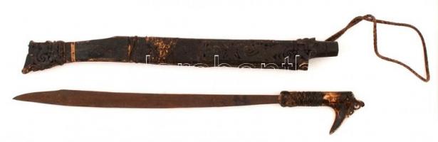Régi dajak parang mandau kés Borneóról, a Sarawak Királyság (1841-1946) idejéből, díszesen faragott agancs markolattal, rozsdás pengével, kicsit sérült, faragásokkal gazdagon díszített fa hüvelyben, pengehossz: 39,5 cm, teljes hossz: 52,5 cm / Antique Dayak Parang Mandau knife from the time of the Kingdom of Sarawak (1841-1946), with carved hilt made from antler, the blade is rusty, in a richly ornated, a bit damaged wooden scabbard, blade length: 39,5 cm, full length: 52,5 cm