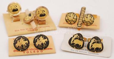 4 pár dekoratív arany-kék színű mandzsettagomb, 2 pár közülük hozzá illő nyakkendőtűvel