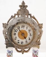 cca 1930 Mechanikus fém kandalló óra virágokkal díszített matricás kerámia oszlopokkal, működő órasz...