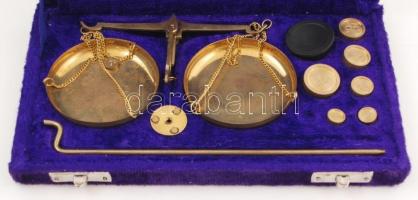 Kézi mérleg súlyokkal, a készletből 2 pici súly hiányzik, saját dobozban