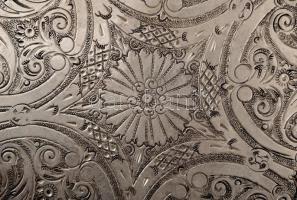 Nagy méretű fém tálca, gazdagon díszített (vésett), poncolt, hátoldalán jelzett (V), d:50 cm