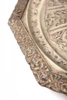 Nagy méretű fém tálca, gazdagon díszített (vésett), poncolt, hátoldalán jelzett (V), d:50 cm