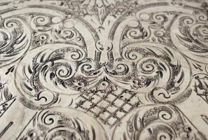 Nagy méretű fém tálca, gazdagon díszített (vésett), poncolt, hátoldalán jelzett (V), d:50 cm