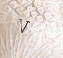 Nagy méretű fém tálca, gazdagon díszített (vésett), poncolt, hátoldalán jelzett (V), d:50 cm