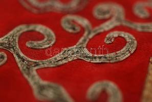 Kínai csengőzsinór arany- és ezüstszálas hímzéssel, h: 60 cm