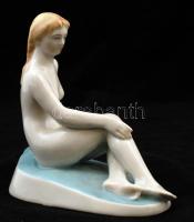 Zsolnay porcelán ülő női akt, kézzel festett, kis lepattanással, jelzett, m: 15 cm, h: 16 cm