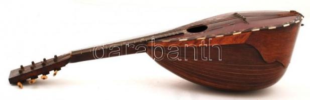 Gazdagon díszített olasz mandolin, gyöngyház berakásokkal, h: 59 cm /

Italian mandolin with nacre i...