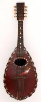 Gazdagon díszített olasz mandolin, gyöngyház berakásokkal, h: 59 cm /

Italian mandolin with nacre i...