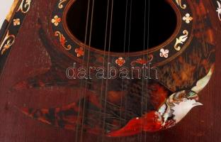 Gazdagon díszített olasz mandolin, gyöngyház berakásokkal, h: 59 cm /

Italian mandolin with nacre i...