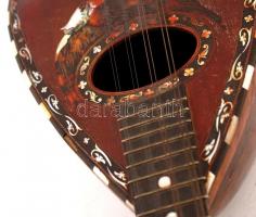 Gazdagon díszített olasz mandolin, gyöngyház berakásokkal, h: 59 cm /

Italian mandolin with nacre i...