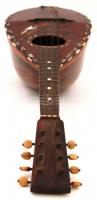 Gazdagon díszített olasz mandolin, gyöngyház berakásokkal, h: 59 cm /

Italian mandolin with nacre i...