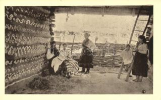 Zeny-vysívacky v cifrované kolne / Kárpátaljai hímzőasszonyok / Transcarpathian folklore, women embroiderers in a shed