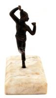 Fiatal táncos, antikizáló réz szobor, alabástrom talapzaton, jelzés nélkül, m: 12 cm