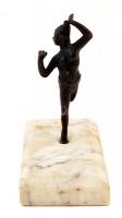 Fiatal táncos, antikizáló réz szobor, alabástrom talapzaton, jelzés nélkül, m: 12 cm