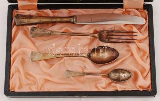 Ezüst(Ag) utazó étkészlet, ezüstnyelű késsel, jelzett, br: 118 g