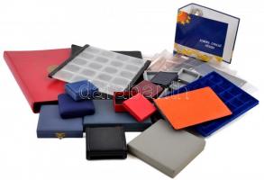 30db-os vegyes kellék tétel, benne díszdobozok, bársonyborítású érmetartó tálcák, berakólapok, érme-...