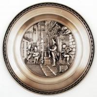 Jelenetes német ón dísz falitál, jelzett, d: 21 cm