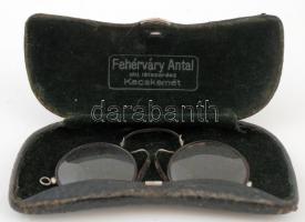 Régi szemüveg eredeti tokjában Fehérvári Antal órás és látszerésztől, h: 11 cm