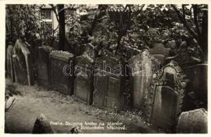 Praha, Skupina hrobu na starem zidovskem hrbitove / Jewish cemetery (fa)