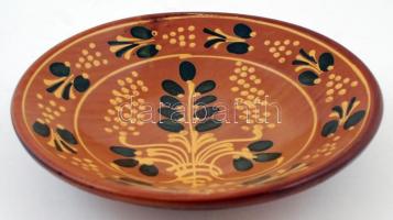 2 db népi motívumos mázas kerámia fali tál, kézzel festett, jelzett, hibátlan, d: 24,5 ill. 25,5 cm ...