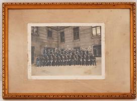 cca 1900-1910 Csendőrök csoportképe, fotó, kicsit sérült, üvegezett fa keretben, 15,5×21 cm