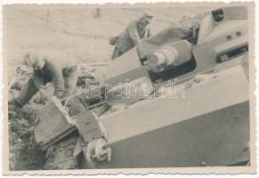 cca 1938-1945 Rohamlöveg a II. világháborúban, jelzetlen fotó, 10x7 cm / cca 1938-1945 Assault gun in the world war II., 10x7 cm