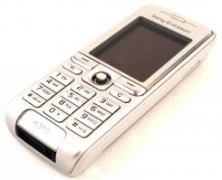 Sony Ericsson K310i típusú ezüstszínű kamera töltővel, karcos kijelzővel