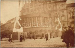 1919 Budapest, a Proletárdiktatúra idején. Emlékmű a Nyugati téren, photo