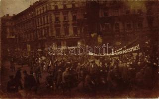 1919 Budapest, a Proletárdiktatúra idején. Forradalompárti felvonulás az Oktogonnál, photo