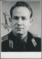 cca 1970 Leonov szovjet űrhajós saját kézzel írt aláírt fotója / cca 1970 Leonov astronauts autograph signed photo 18x12 cm