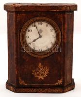 1858 Asztali óra bőr borítással, hátoldalon persely Az Anker Általános Biztosító Részvénytársaság Budapest VI. Ankerpalota felirattal, működik, 14x12x4,5cm