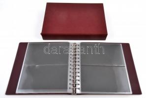 Lindner képeslap album és tok 21.6 x 24.5 cm), 20 db kettes osztású lappal (40/80 férőhely) bordó gy...