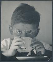 cca 1933 Kinszki Imre (1901-1945): Gáborka reggelije, jelzetlen vintage fotó a szerző hagyatékából, 6x5 cm