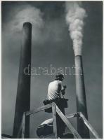 cca 1975 Gebhardt György (1910-1993): Fotósok a gyárban, aláírt vintage fotóművészeti alkotás a szerző hagyatékából, 24x18 cm