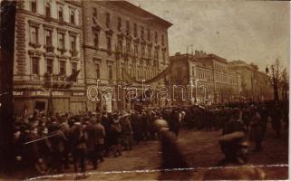 1919 Budapest, Forradalmi tüntetés a proletár diktatúra mellett februárban; Toch Ármin üzlete, photo (fa)