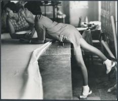 cca 1975 Adam Eisenhöffel: Asszonyok a szabász asztalon, pecséttel jelzett vintage fotóművészeti alkotás, 17x20 cm